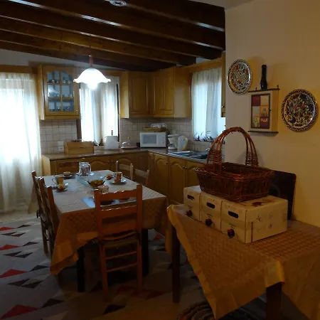 Paradosiako Spiti Koursarakou * Valtessiniko